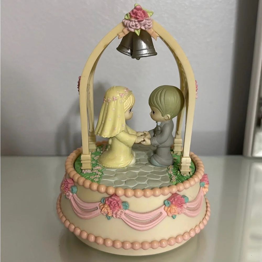 Vtg 1988 Precious Moments Musical Wedding Cake Topper Bride Groom 